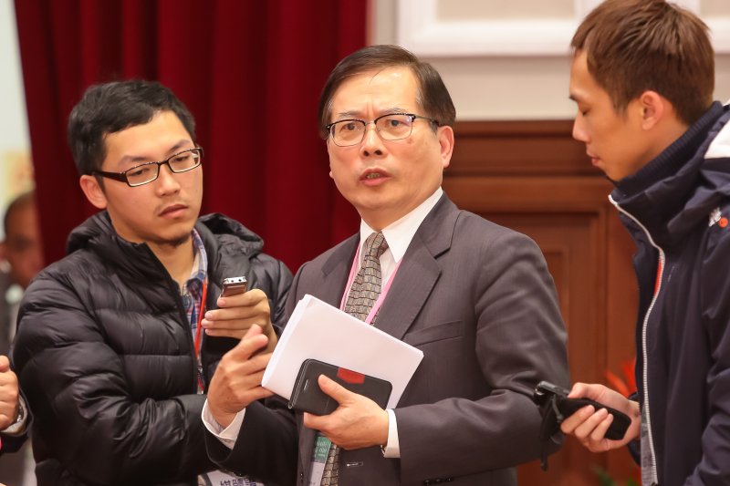 20170122-勞動部長郭芳煜22日於年金改革國是會議全國大會後出席說明記者會。(顏麟宇攝) 20170122-勞動部長郭芳煜22日於年金改革國是會議全國大會後出席說明記者會。(顏麟宇攝)