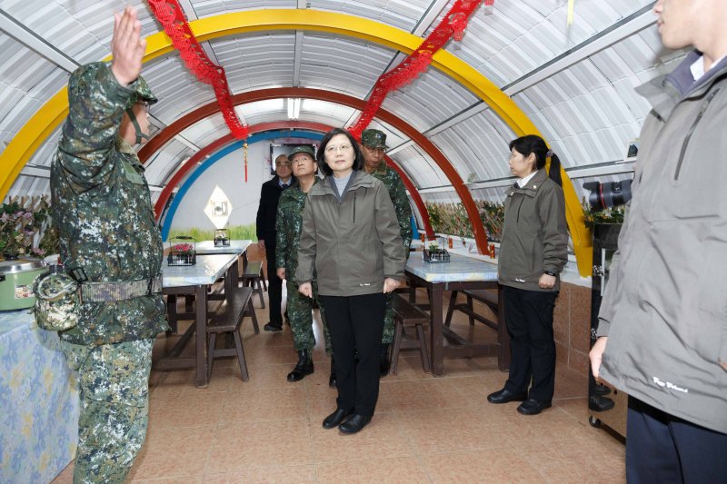 蔡英文上任後首度訪問馬祖，視察陸軍南竿守備大隊混砲連，了解炮彈設備，關心駐軍生活，並致贈國軍紅包加菜金。國軍、國防部、軍事。（軍聞社）