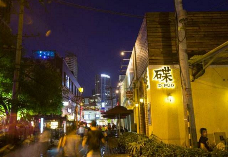 夜晚的三里屯。 夜晚的三里屯。