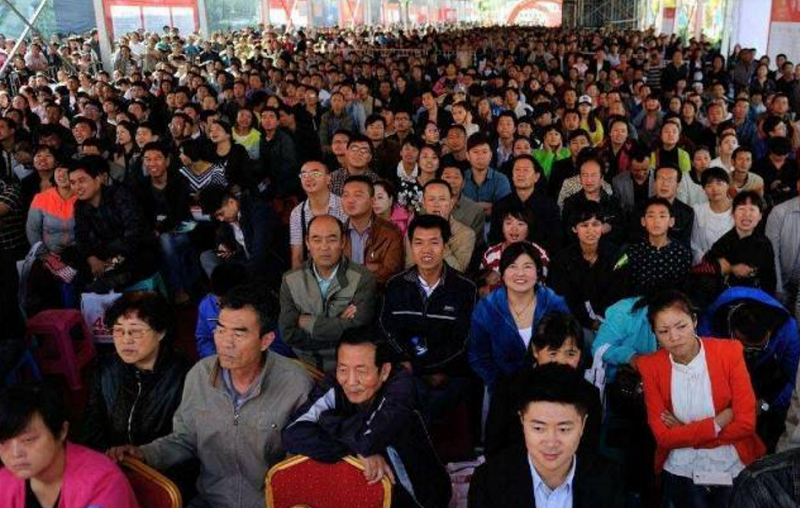 蘭州取消限購,現數千人排隊搶購新樓開盤。 蘭州取消限購,現數千人排隊搶購新樓開盤。