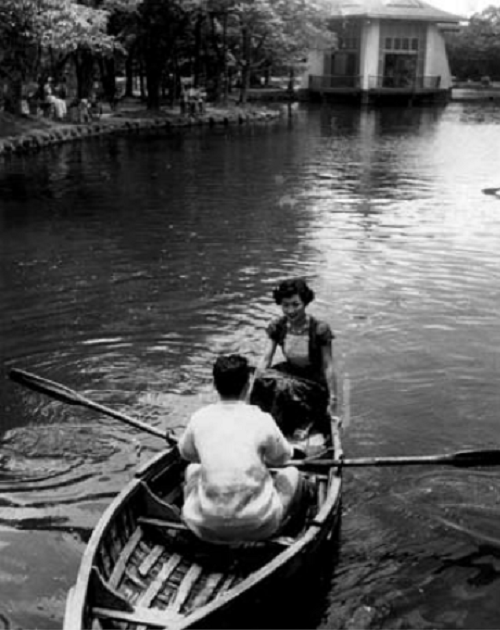 1955年,小艷秋攝於台中公園的連鎖劇畫面。(《台灣影視歌人物誌》頁148/提供) 1955年,小艷秋攝於台中公園的連鎖劇畫面。(《台灣影視歌人物誌》頁148/提供)