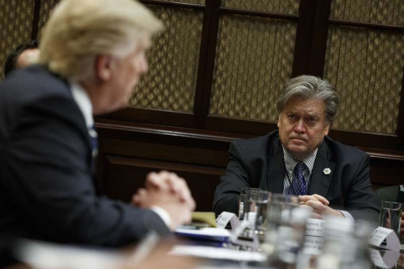 美國總統川普(Donald Trump)與白宮策略長巴農(Steve Bannon)(AP) 美國總統川普(Donald Trump)與白宮策略長巴農(Steve Bannon)(AP)