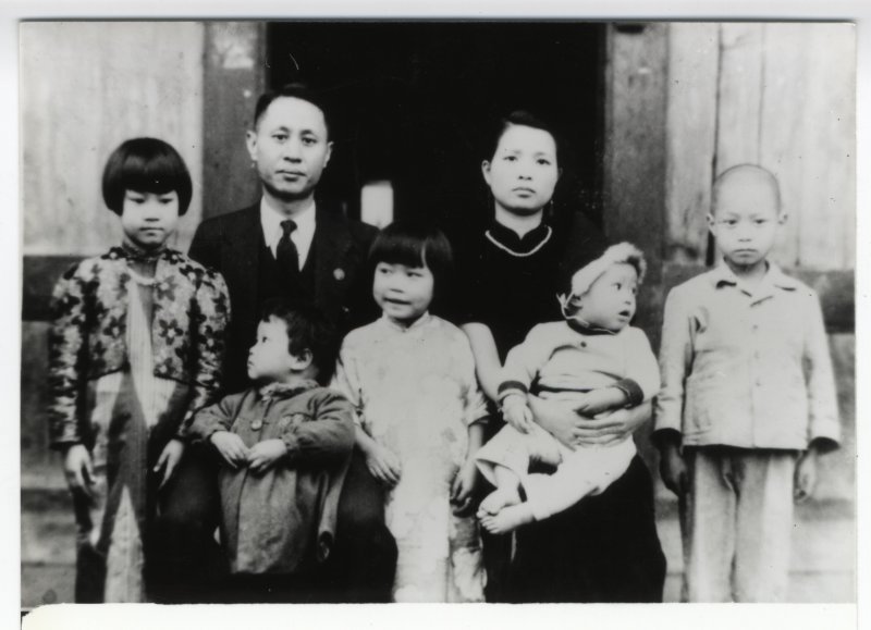 9-3-5吳金鍊家庭照 吳金鍊(1913-1947)《台灣新生報》副總編輯(吳蕭宏 提供) 9-3-5吳金鍊家庭照 吳金鍊(1913-1947)《台灣新生報》副總編輯(吳蕭宏 提供)