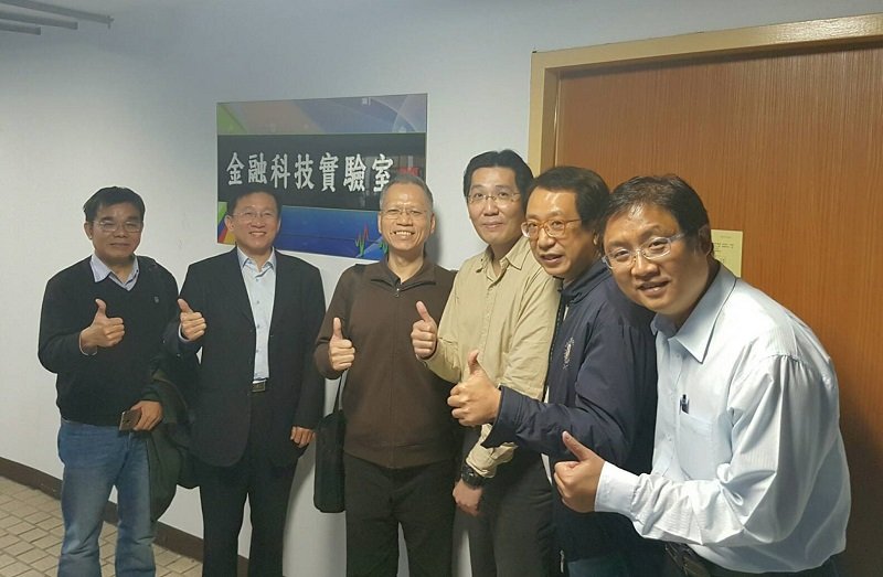 參訪台北科技大學的金融科技實驗室。(夏肇毅提供) 參訪台北科技大學的金融科技實驗室。(夏肇毅提供)