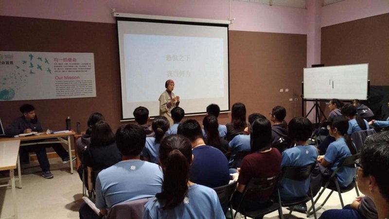 作者在台東和高中生分享「恐懼之下,我當何為?」(取自寇延丁臉書) 作者在台東和高中生分享「恐懼之下,我當何為?」(取自寇延丁臉書)