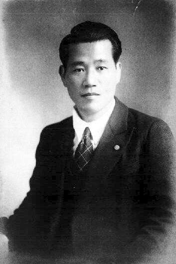 湯德章用台語吶喊「我身上流有大和魂之血」、用日語高呼「台灣人,萬歲」後,就伴隨三聲槍響,如巨木般直直倒下過世,就連死的時候也是個漢子。(圖/wikimedia commons) 湯德章用台語吶喊「我身上流有大和魂之血」、用日語高呼「台灣人,萬歲」後,就伴隨三聲槍響,如巨木般直直倒下過世,就連死的時候也是個漢子。(圖/wikimedia commons)