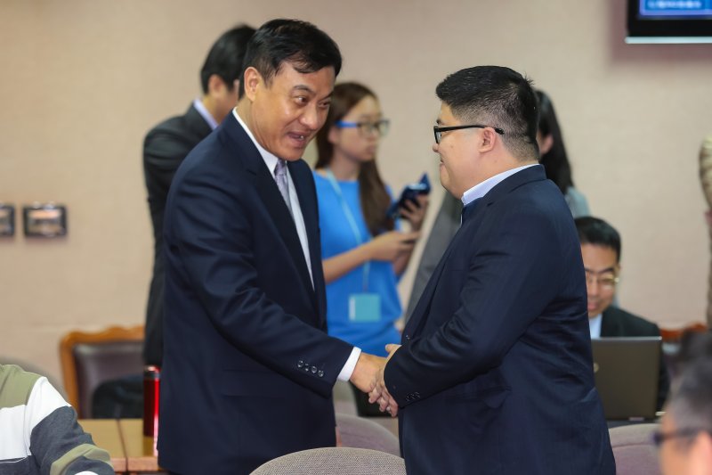 20170223-立法院23日進行各委員會召委選舉,立法院長蘇嘉全至司法法制委員會投票,並和民進黨委員蔡易餘握手。(顏麟宇攝) 20170223-立法院23日進行各委員會召委選舉,立法院長蘇嘉全至司法法制委員會投票,並和民進黨委員蔡易餘握手。(顏麟宇攝)