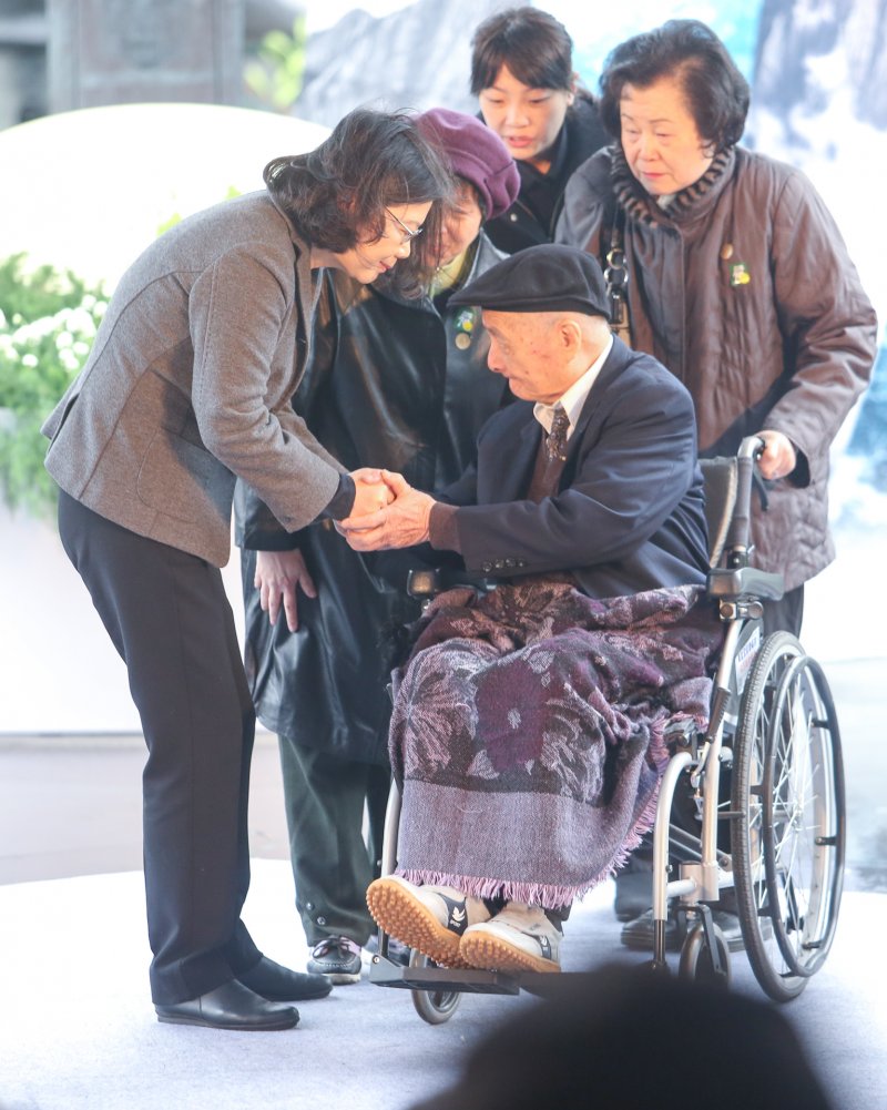 20170228二二八中樞紀念儀式.總統蔡英文頒發回復名譽証書.(陳明仁攝) 20170228二二八中樞紀念儀式.總統蔡英文頒發回復名譽証書.(陳明仁攝)