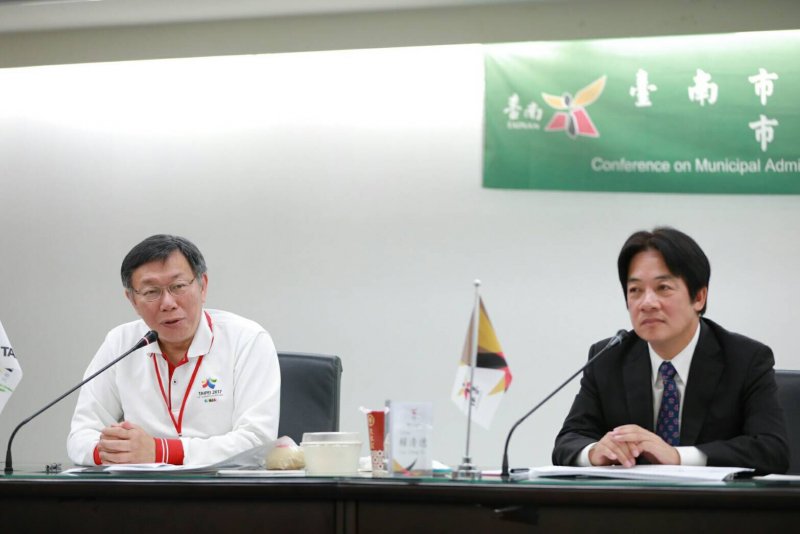 20170304-台北市長柯文哲（左）拜會台南市長賴清德，柯文哲表示，要來跟台南做城市旅遊、人本交通、世大運等方面的交流。（台北市政府提供）