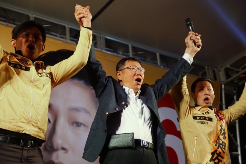 台北市長柯文哲曾為時代力量候選人林昶佐站台造勢,時代力量黨主席黃國昌也到場。(資料照,蔡耀徵攝) 台北市長柯文哲曾為時代力量候選人林昶佐站台造勢,時代力量黨主席黃國昌也到場。(資料照,蔡耀徵攝)