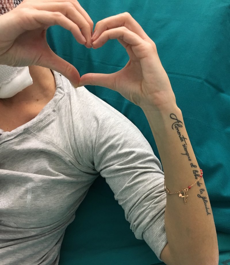 義大利模特兒諾塔蘿(Gessica Notaro)遭到前男友潑酸毀容,她在病床上用手比出愛心,感謝大家的關心。(美聯社) 義大利模特兒諾塔蘿(Gessica Notaro)遭到前男友潑酸毀容,她在病床上用手比出愛心,感謝大家的關心。(美聯社)