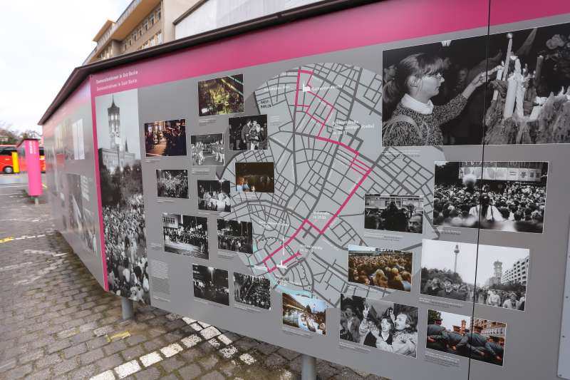 20170309-德國綠能專題,德國柏林史塔西博物館(STASI MUSEUM),介紹牌上標明不同段柏林圍牆傾倒時間。(顏麟宇攝) 20170309-德國綠能專題,德國柏林史塔西博物館(STASI MUSEUM),介紹牌上標明不同段柏林圍牆傾倒時間。(顏麟宇攝)