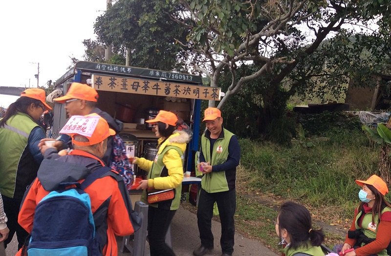 在這個茶水車做了短時間的志工。(寇延丁提供) 在這個茶水車做了短時間的志工。(寇延丁提供)