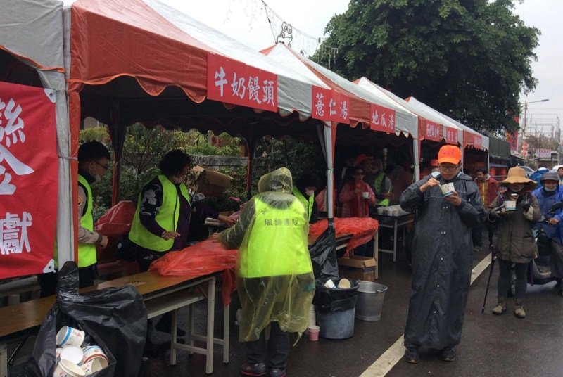 沿途都有政府府單位或政治人物提供茶水，下雨天，在苑裡鎮公所的點心站，吃到了熱騰騰的綠豆湯和薏仁湯。（寇延丁提供）