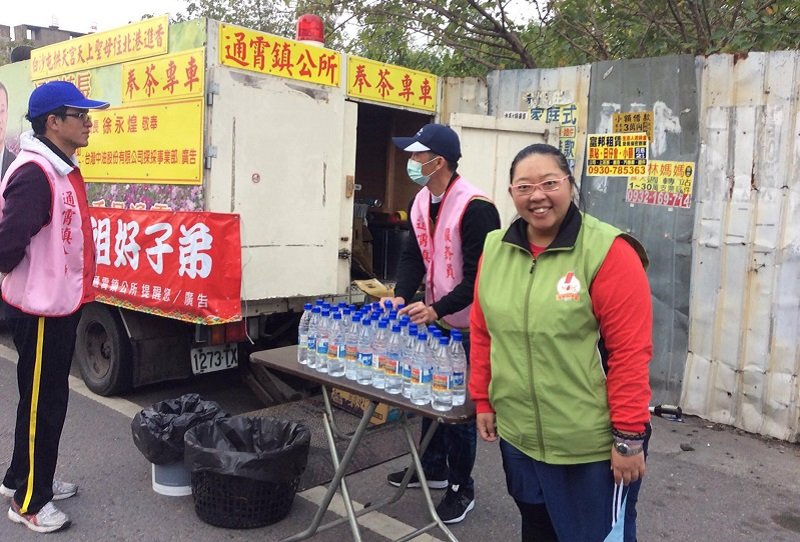 鎮公所和政治人物的奉茶送點心。(寇延丁提供) 鎮公所和政治人物的奉茶送點心。(寇延丁提供)
