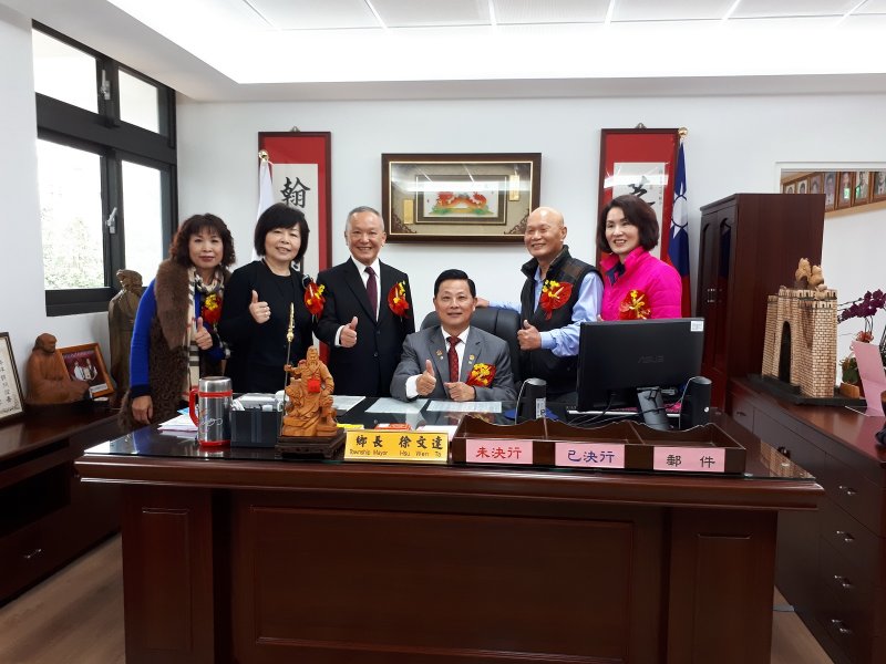 縣長與民代等人參觀鄉長辦公室後合影。(圖/許占鳳攝) 縣長與民代等人參觀鄉長辦公室後合影。(圖/許占鳳攝)