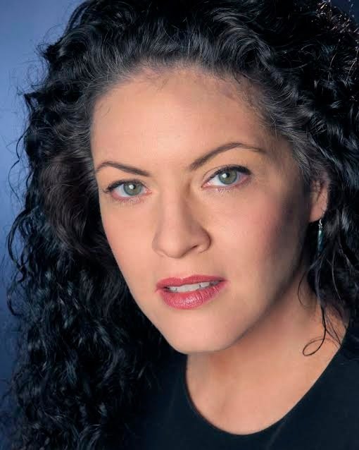 美籍次女高音克莉絲・汀查維斯（Kirstin Chávez）領銜主演「卡門」。（圖／高雄市文化局提供）