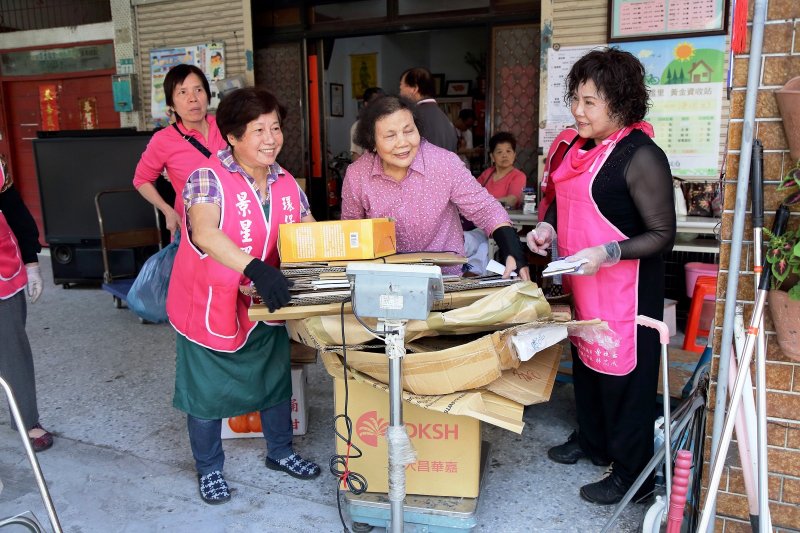 里民踴躍將資源回收物拿至黃金資收站,累積點數兌換專用垃圾袋、環保商品。(圖/新北市環保局提供) 里民踴躍將資源回收物拿至黃金資收站,累積點數兌換專用垃圾袋、環保商品。(圖/新北市環保局提供)