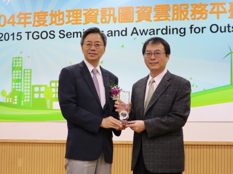 經濟部水利署副署長王藝峰(右)表示,「水利工程思維隨時代改變,面對台灣旱澇交替現象加劇,水利建設本來就該『新瓶裝舊酒』。」(取自水利署網站) 經濟部水利署副署長王藝峰(右)表示,「水利工程思維隨時代改變,面對台灣旱澇交替現象加劇,水利建設本來就該『新瓶裝舊酒』。」(取自水利署網站)