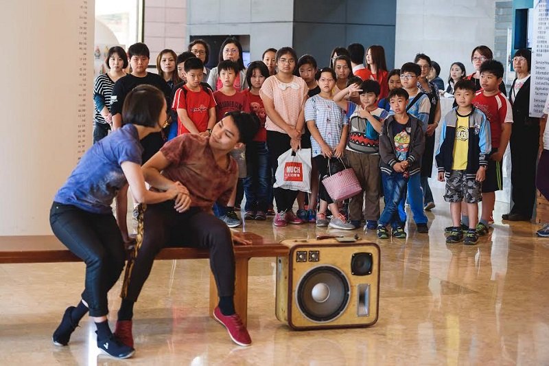 《為你跳支舞,好嗎?》是以「愛」作為主題,並且融合不同場景與舞者的現代舞作品,至今已巡演過國外各大大小小的公共空間。(圖/高雄市文化局提供) 《為你跳支舞,好嗎?》是以「愛」作為主題,並且融合不同場景與舞者的現代舞作品,至今已巡演過國外各大大小小的公共空間。(圖/高雄市文化局提供)