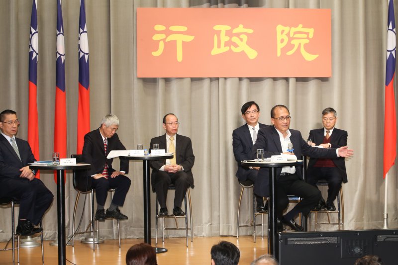 20170323行政院長林全出席前瞻基礎建設記者會.他親率相關部會首長陪同與會.(左起)發言人徐國勇.交通部長賀陳旦.政務委員張景森.政務委員吳宏謀.林全.國發會主委陳添枝.(陳明仁攝) 20170323行政院長林全出席前瞻基礎建設記者會.他親率相關部會首長陪同與會.(左起)發言人徐國勇.交通部長賀陳旦.政務委員張景森.政務委員吳宏謀.林全.國發會主委陳添枝.(陳明仁攝)