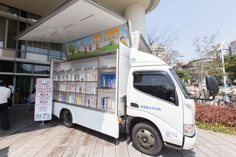 基隆市長林右昌和新北市長朱立倫24日簽署兩市閱讀合作備忘錄。(圖/基隆市政府提供) 基隆市長林右昌和新北市長朱立倫24日簽署兩市閱讀合作備忘錄。(圖/基隆市政府提供)