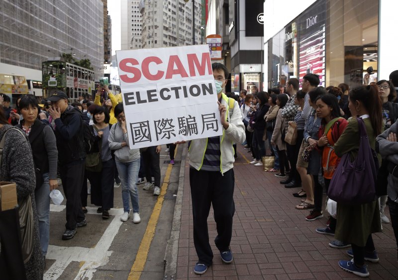 2017香港特首選舉26日投票，許多市民上街要求下屆特首應改為全民普選（AP）