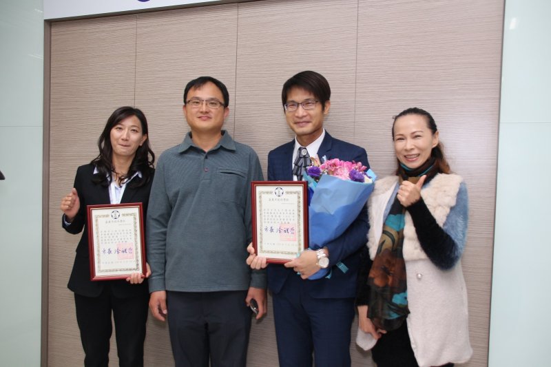 獲獎人李雅芬、蔡銘勳夫婦 與 吳育才以及賴咪莉夫婦。（圖／嘉義市政府提供）