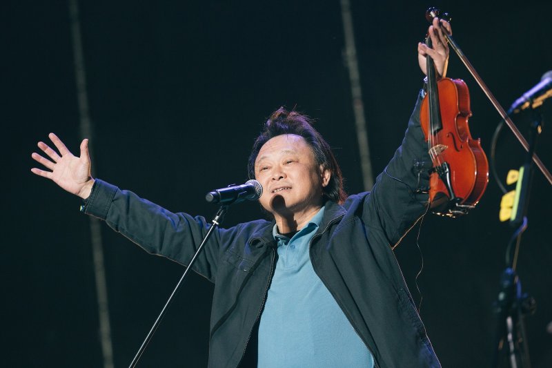 台北市議員王世堅秀琴藝。(圖/高雄市文化局提供) 台北市議員王世堅秀琴藝。(圖/高雄市文化局提供)