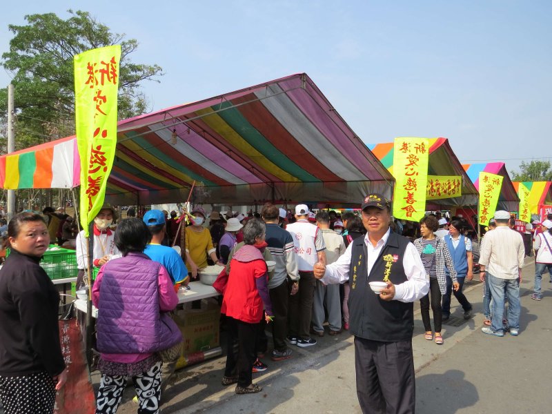 顏清標感謝30年來新港鄉親很熱心的準備糧食、住所給信眾們休息。〔圖／謝敏政攝〕