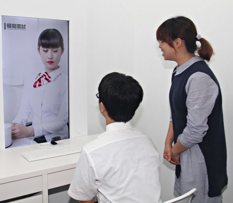 面試情境模擬區學生排隊「面試」。(圖/許占鳳攝) 面試情境模擬區學生排隊「面試」。(圖/許占鳳攝)