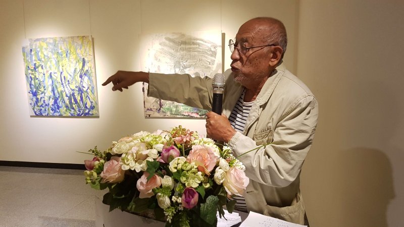 朱鈞老師說，他創作方式常以非理性、不思考且無目的發揮，珍貴之處就是來自於非意識地顯現。（圖／方詠騰攝）