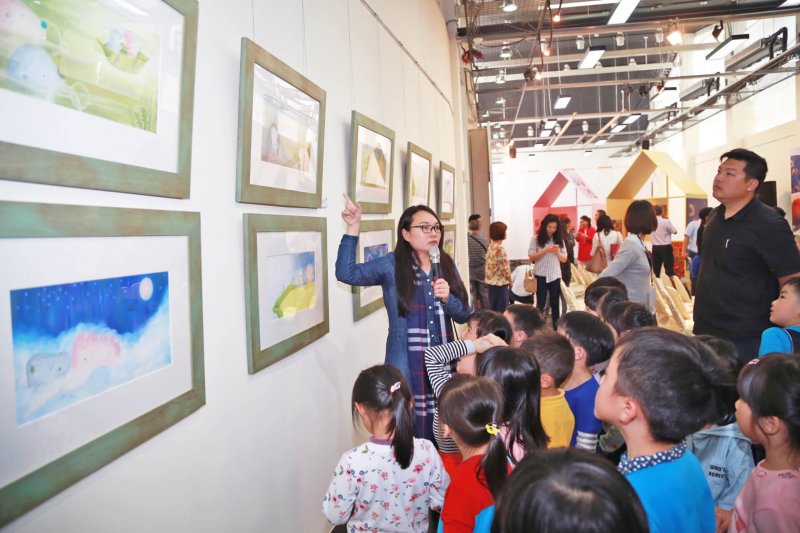 嘉義縣文化觀光「閒畫嘉常‧擁抱愛」插畫展登場，色彩繽紛獨特。〔圖／嘉義縣政府提供〕