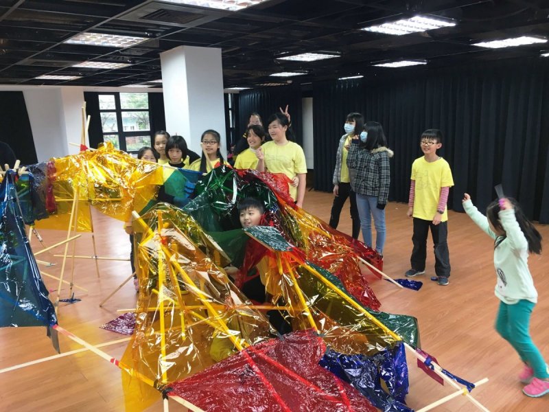 平衡，雕塑，色彩的體驗，親子同玩木木好朋友，合力蓋一座木堡，過程新鮮有趣。(圖／朱銘美術館提供)