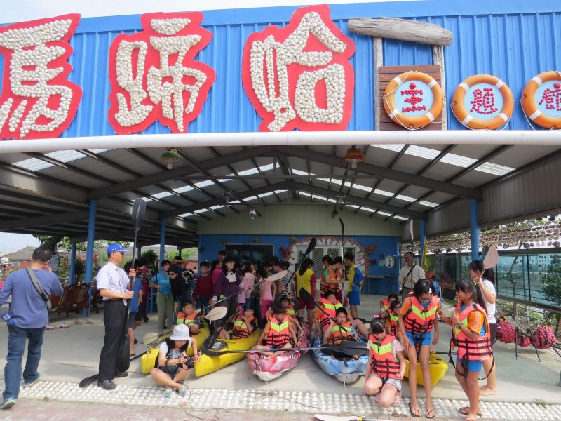馬蹄蛤主題首度提供口湖國中、下崙國小師生划獨木舟。（圖／謝敏政攝〕