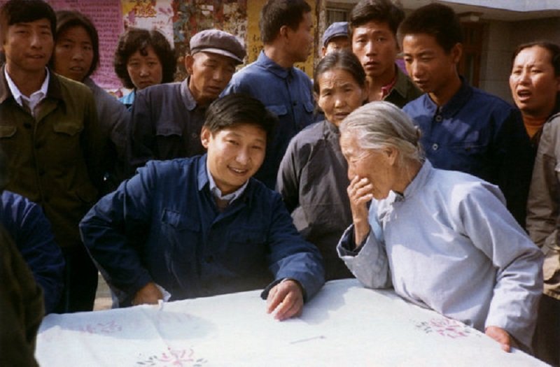 1983年,時任河北正定縣縣委書記的習近平在與群眾交談,最後他同意了臨濟寺新開放。( 人民網) 1983年,時任河北正定縣縣委書記的習近平在與群眾交談,最後他同意了臨濟寺新開放。( 人民網)