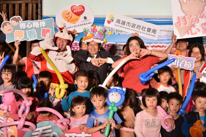 打勾勾心靠近 兒福中心活動會後合影。（圖／高雄市社會局提供）