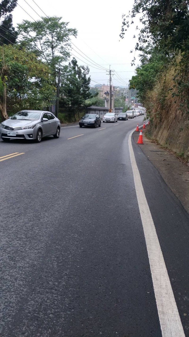 清明期間大量人車湧入牛稠埔地區，動彈不得，民眾年年飽受塞車之苦。