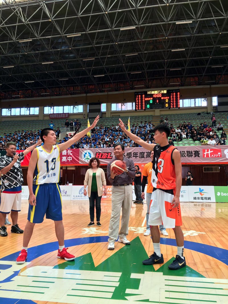 副市長林永發下午為球賽開球。(圖/張毅攝) 副市長林永發下午為球賽開球。(圖/張毅攝)