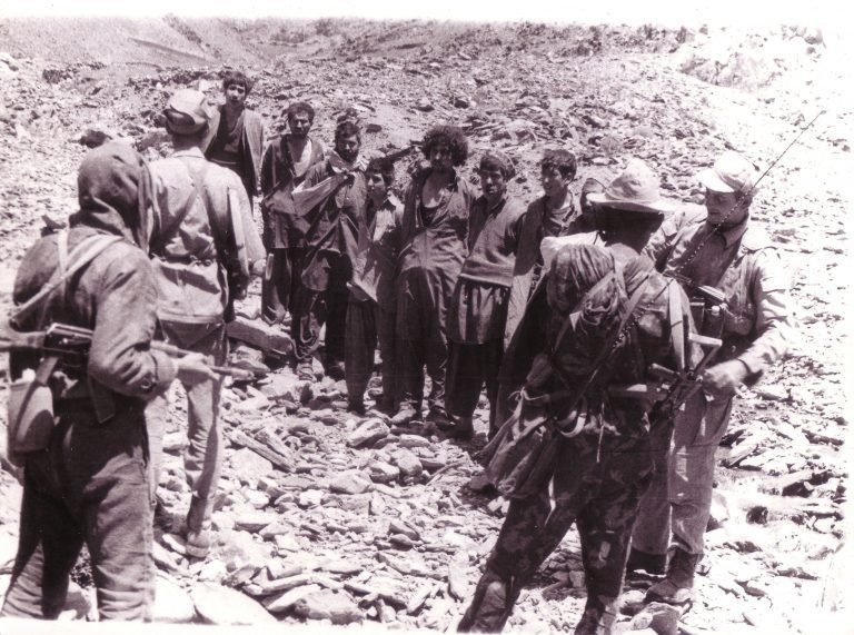 蘇聯軍隊與被抓到的阿富汗人(圖/說書提供) 蘇聯軍隊與被抓到的阿富汗人(圖/說書提供)