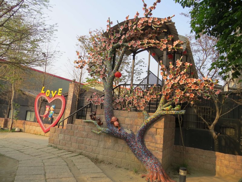 板陶窯交趾剪黏工藝園區營造藝術故事村，遊客愛拍照打卡。（圖／謝敏政攝）