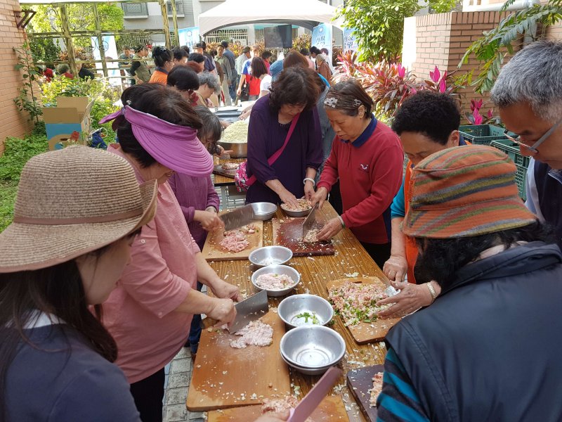 國民黨「柱你幸福號」巡迴宣講跳脫傳統造勢模式,廣邀社區爺爺奶奶們共同包水餃、吃水餃活動,拉近距離。(圖/方詠騰攝) 國民黨「柱你幸福號」巡迴宣講跳脫傳統造勢模式,廣邀社區爺爺奶奶們共同包水餃、吃水餃活動,拉近距離。(圖/方詠騰攝)