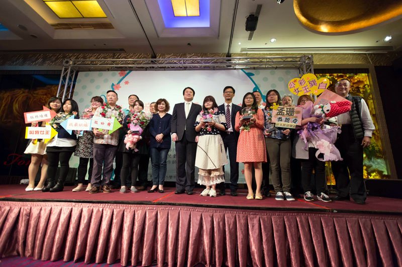 林右昌與受表揚社工交流互動熱絡。(圖/張毅攝) 林右昌與受表揚社工交流互動熱絡。(圖/張毅攝)