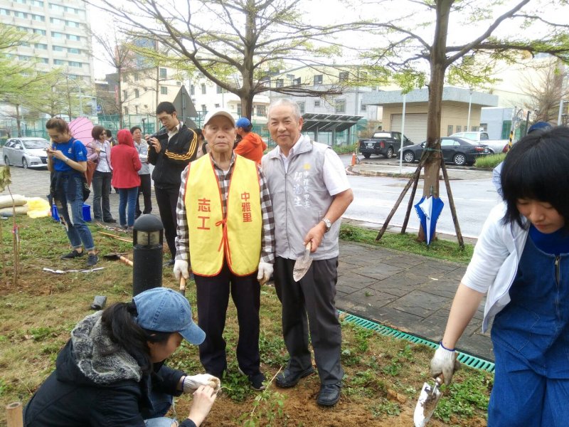 高齡90的樊斌爺爺（穿黃色背心)親自參與社區種家樹活動。（圖／新竹市政府提供）