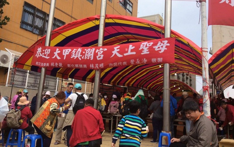 大甲媽祖所到之處人潮湧動。(寇延丁提供) 大甲媽祖所到之處人潮湧動。(寇延丁提供)