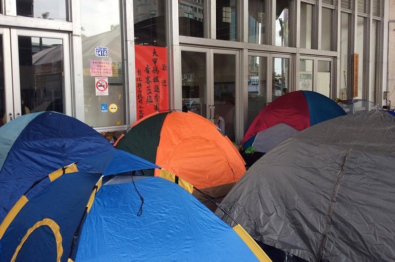 找了半天,終於看到彰化縣長魏明谷的「恭迎」紅紙。(寇延丁提供) 找了半天,終於看到彰化縣長魏明谷的「恭迎」紅紙。(寇延丁提供)