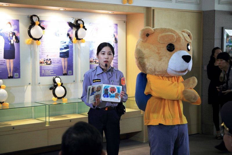 「警察姐姐說故事」是婦幼警察隊創新推出婦幼安全宣導活動，讓小朋  友能在聽故事中，學習自我安全保護的觀念。(圖／新北市政府警察局提供)