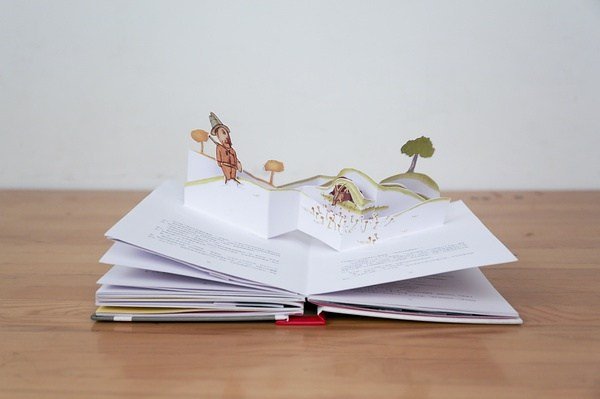 我2015年編輯的《小王子》立體書,價格不便宜,但依然賣得很好。(圖/Rocket Café提供) 我2015年編輯的《小王子》立體書,價格不便宜,但依然賣得很好。(圖/Rocket Café提供)
