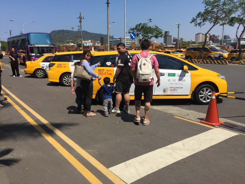 高雄港的觀光計程車生意興隆。(圖／高雄市觀光局提供）