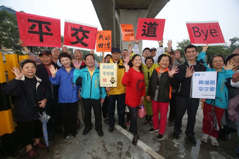 向大臺中地下道&平交道說再見  立委盧秀燕與地方民眾拍照留念。（圖／諸葛志一攝）